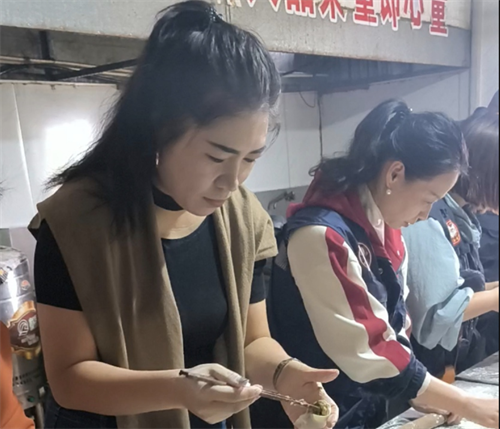 吉享尼面包创始人齐齐走进迁西安乐家园疗养院开展敬老慰问活动