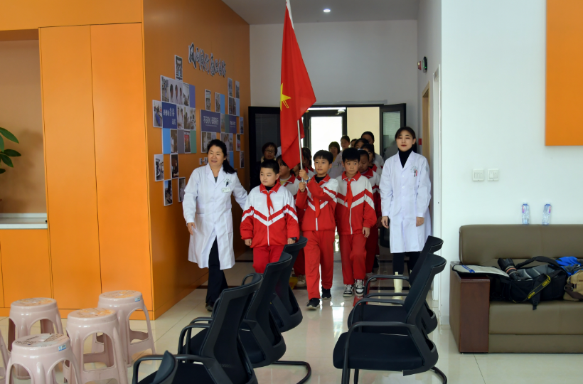 唐山古冶开元医院与古冶小学联合举办“小小医生”体验日公益活动