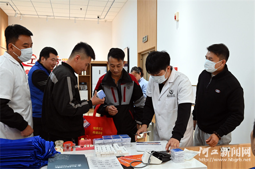 有一种温暖 叫工会在身边 唐山工会暖“新”大集开到小哥心坎里